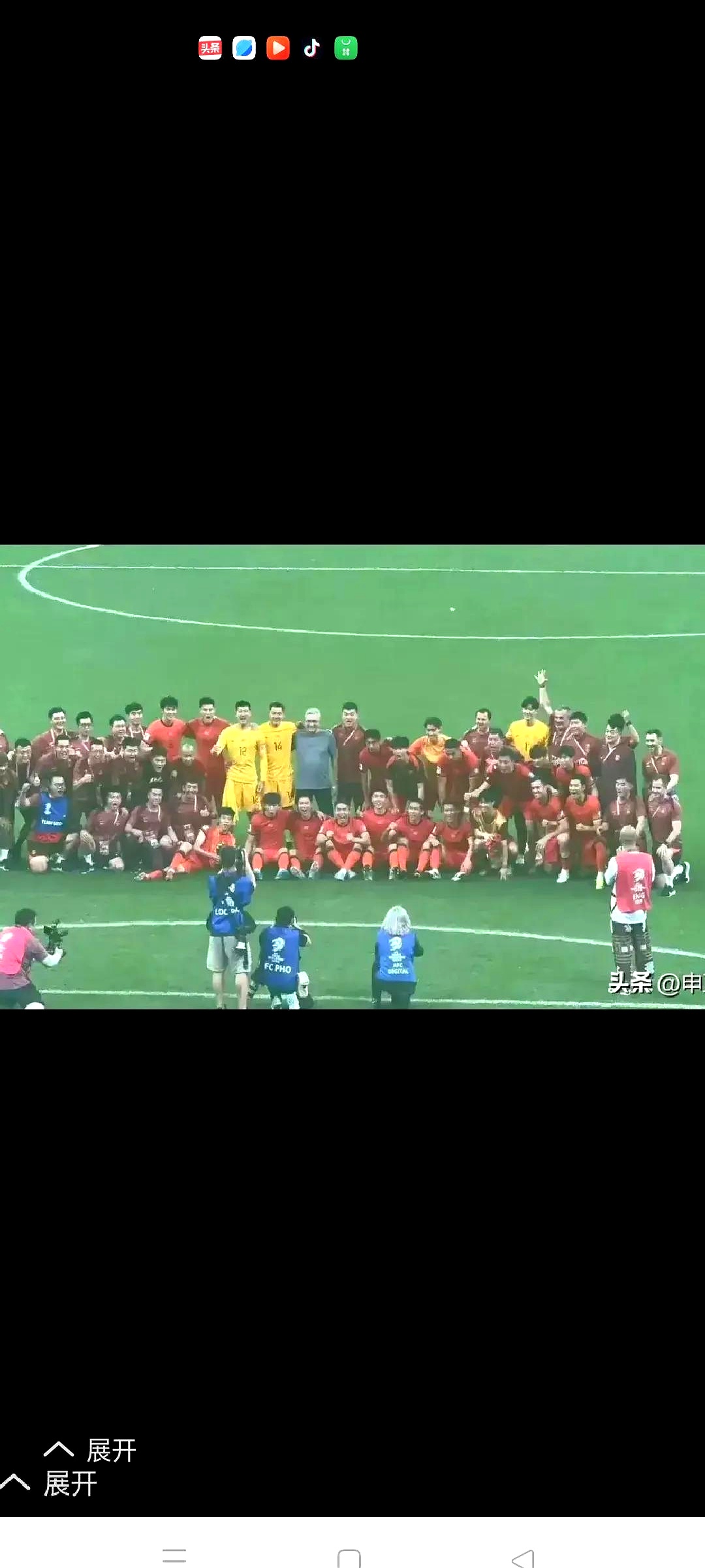 精心布局!球员们在场上紧张角逐争取进球 精心布局!球员们在场上紧张角逐争取进球