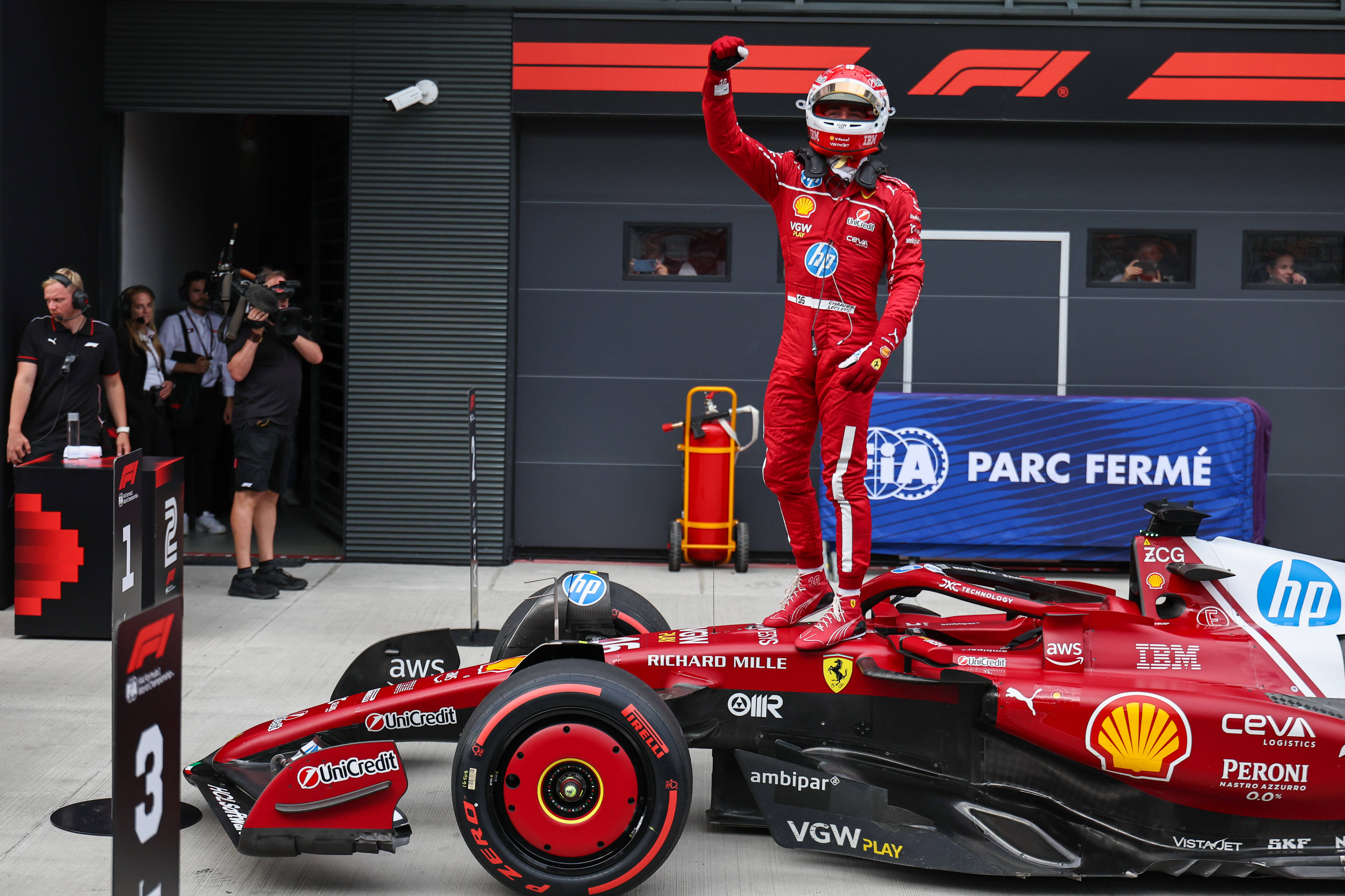 关于梅赛德斯鏖战法拉利，拉塞尔刷新纪录的信息