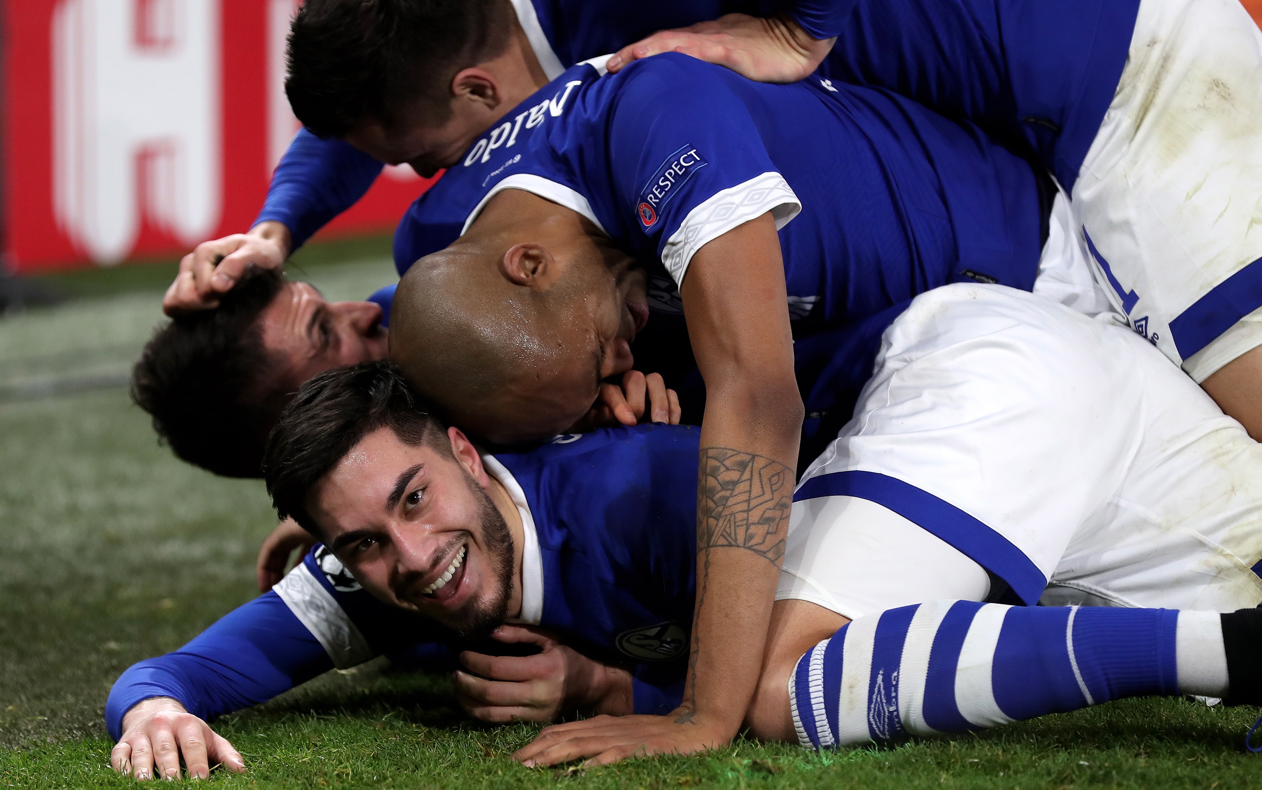 包含沙尔克主场水货，遗憾无缘欧冠半决赛，球迷痛心的词条